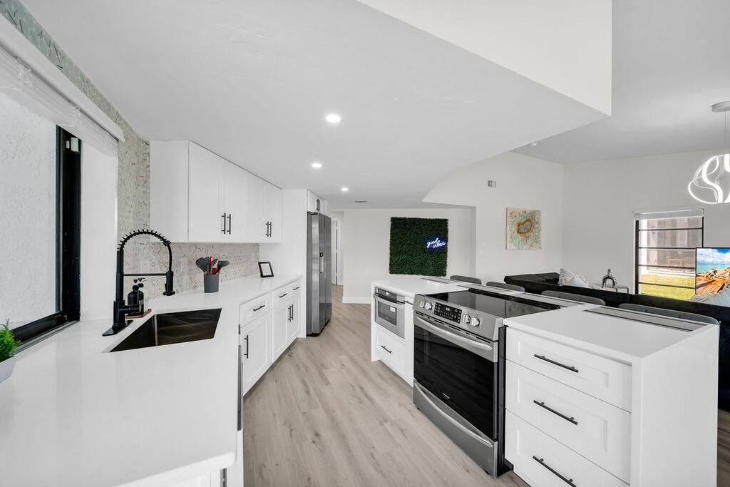 Luxury Waterfront Haven In Cape Coral - Dog-Friendly Escape With Private Pool Villa Luaran gambar