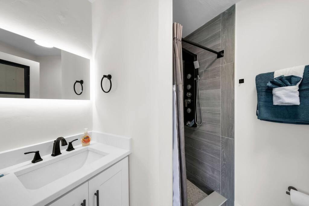Luxury Waterfront Haven In Cape Coral - Dog-Friendly Escape With Private Pool Villa Luaran gambar
