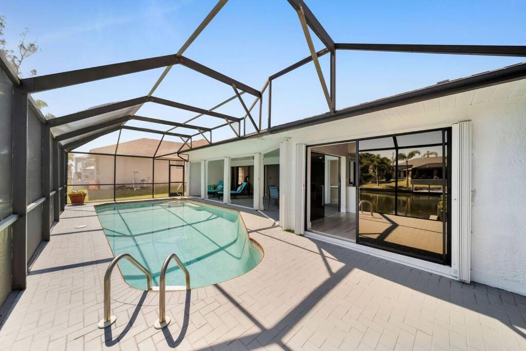 Luxury Waterfront Haven In Cape Coral - Dog-Friendly Escape With Private Pool Villa Luaran gambar