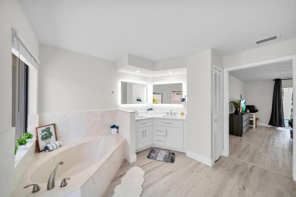 Luxury Waterfront Haven In Cape Coral - Dog-Friendly Escape With Private Pool Villa Luaran gambar