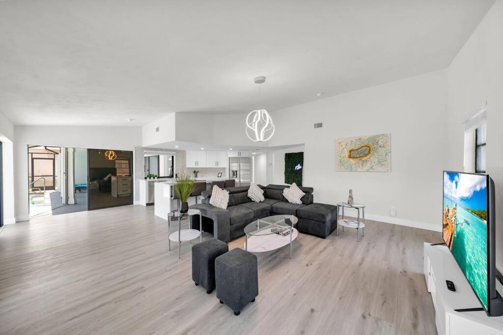 Luxury Waterfront Haven In Cape Coral - Dog-Friendly Escape With Private Pool Villa Luaran gambar