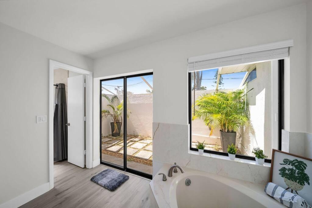 Luxury Waterfront Haven In Cape Coral - Dog-Friendly Escape With Private Pool Villa Luaran gambar